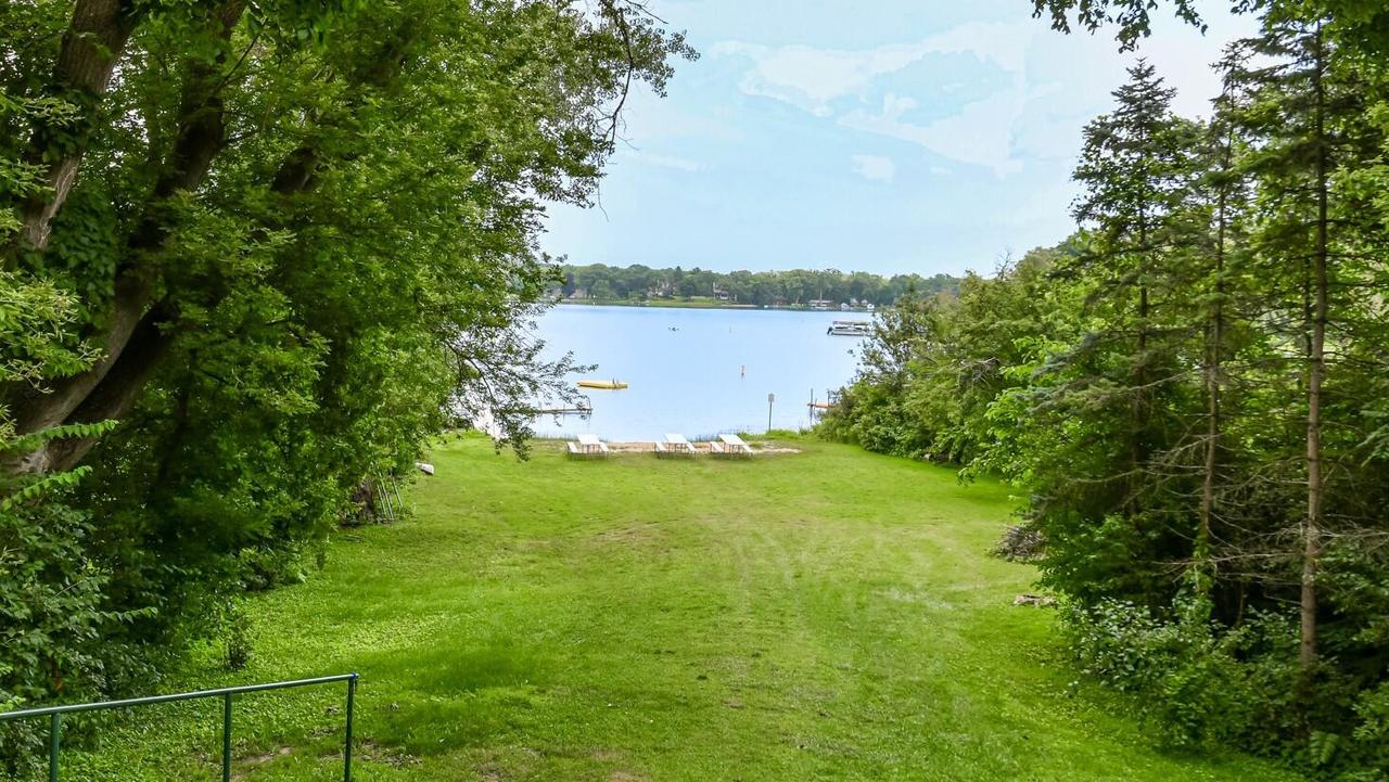 W307 N Circle Dr, Bloomfield, WI 53128