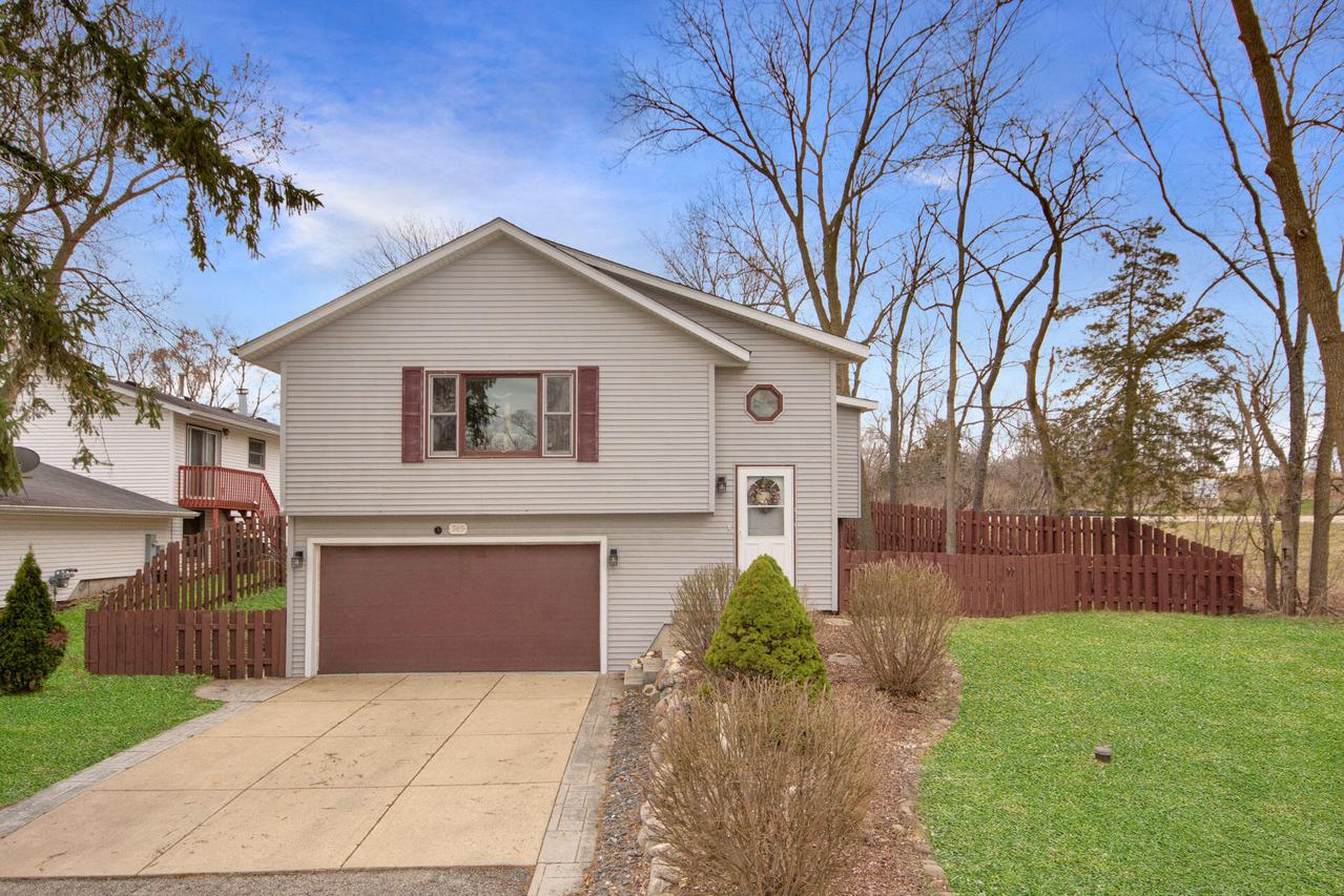 949 Rhyners Ln, Twin Lakes, WI 53181