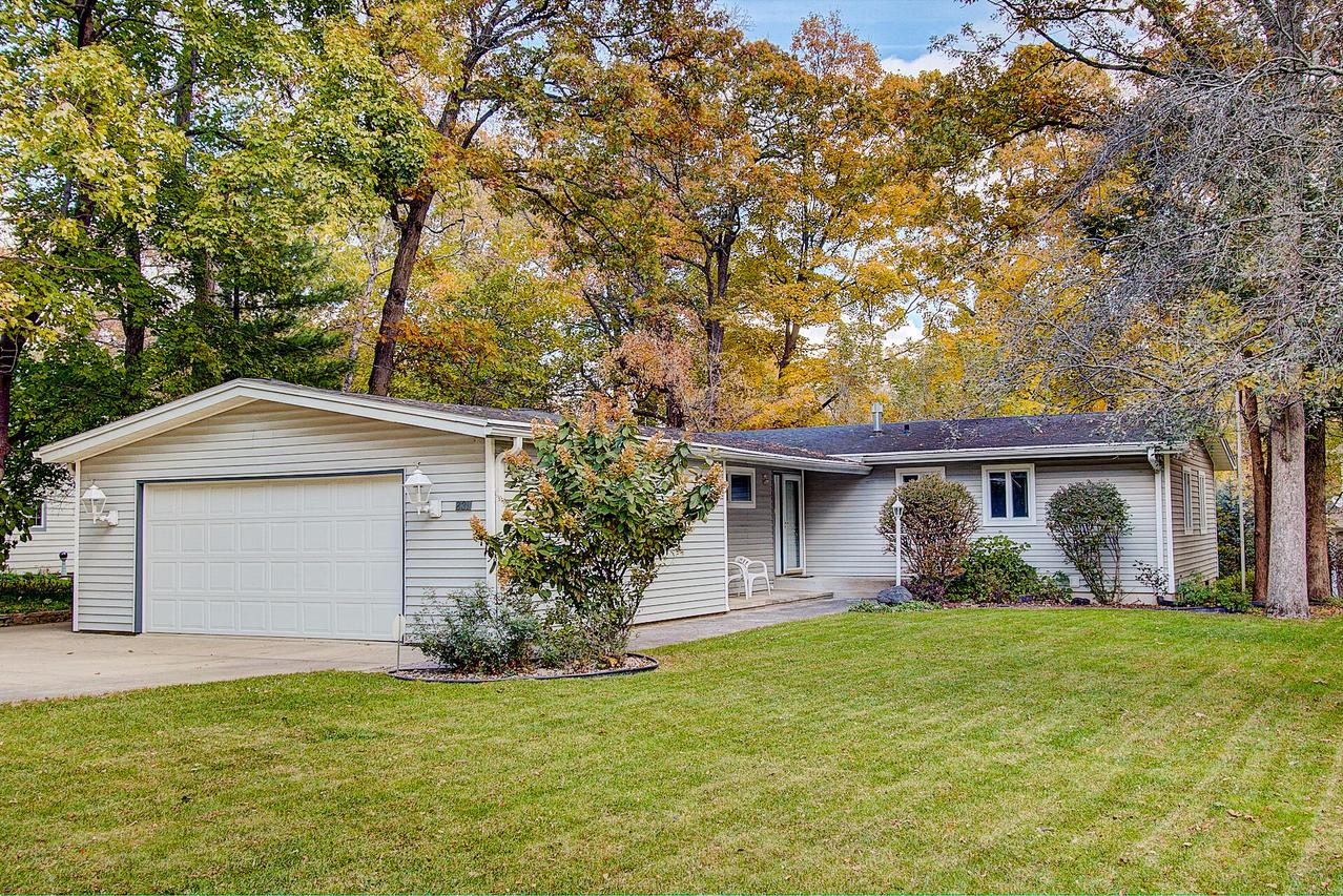 831 Sauganash Dr, Fontana, WI 53125