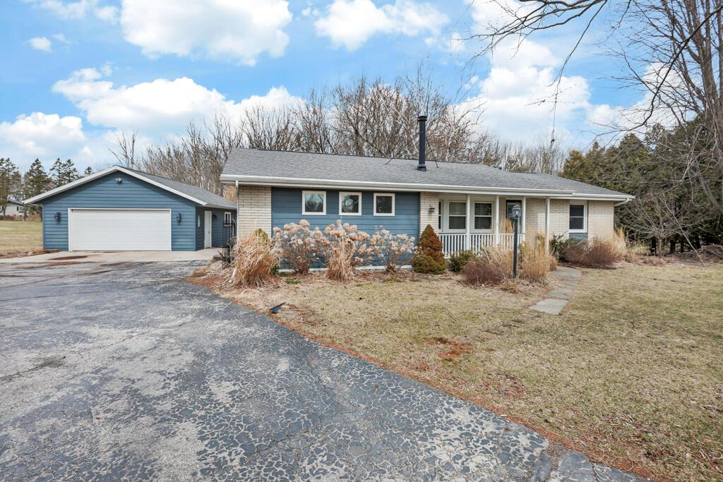 5120 Edgewood Ln, Manitowoc, WI 54220