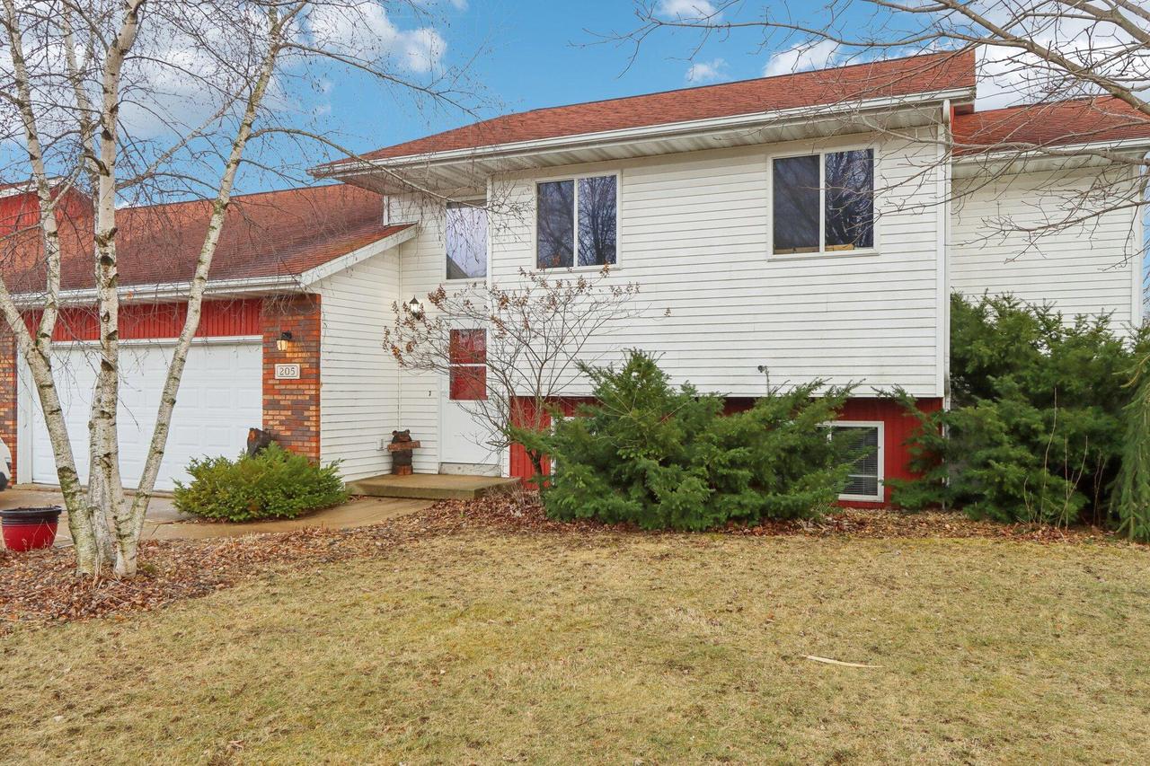 205 W Freidel Dr, Marshall, WI 53559
