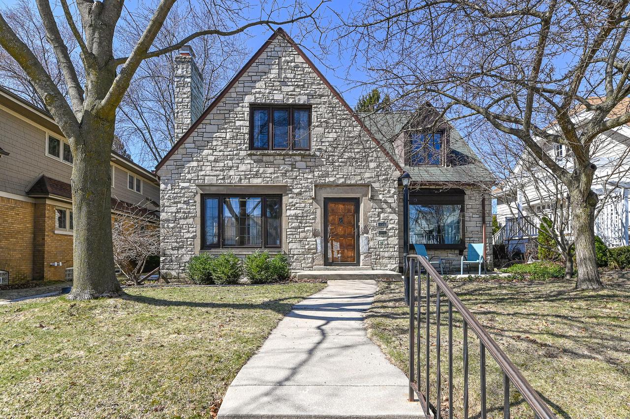 2623 S Shore Dr, Milwaukee, WI 53207