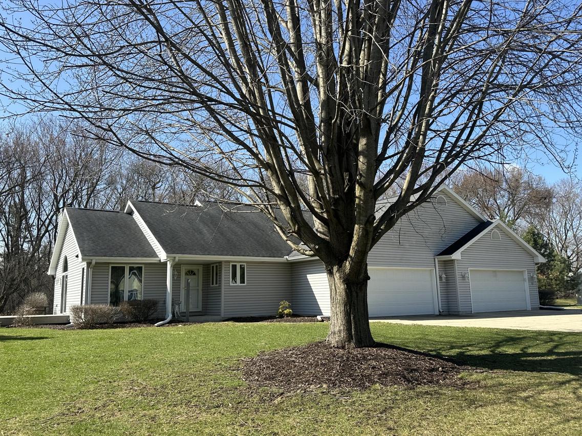227 Somerset Gln #225, Wales, WI 53183