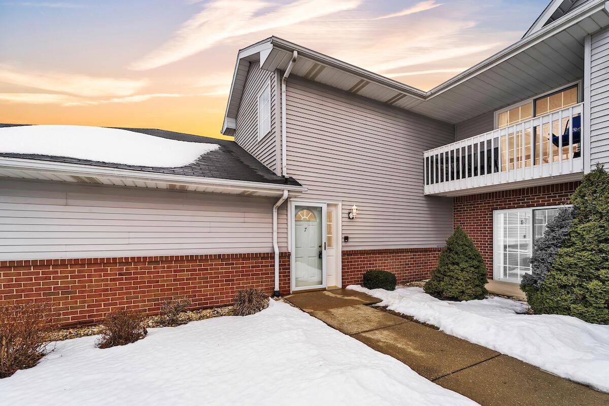 1296 Village Centre Dr #7, Somers, WI 53144