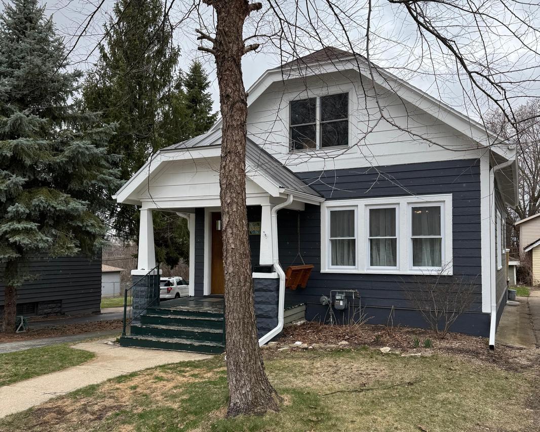 1335 N 68th St, Wauwatosa, WI 53213