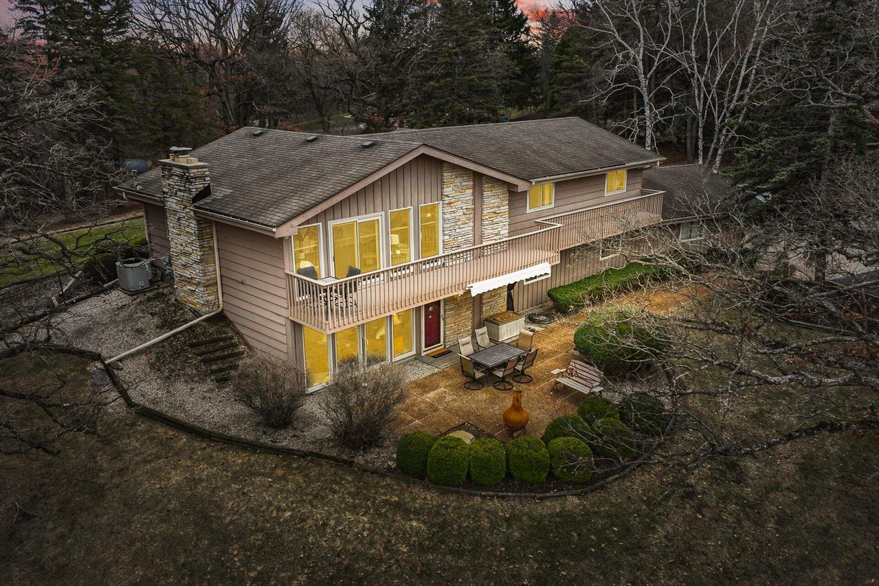 S24W26305 Windemere Dr, Waukesha, WI 53188