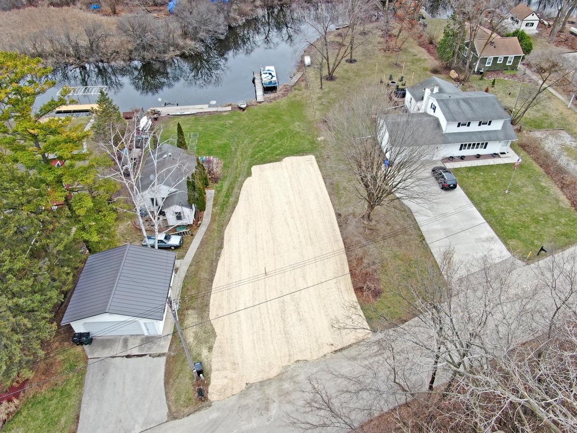 2730 Nagawicka Ave, Delafield, WI 53018