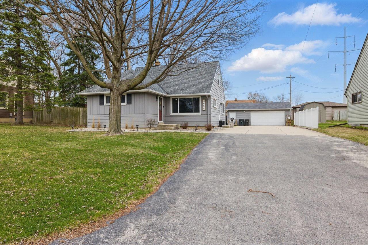 4454 S 48th St, Greenfield, WI 53220