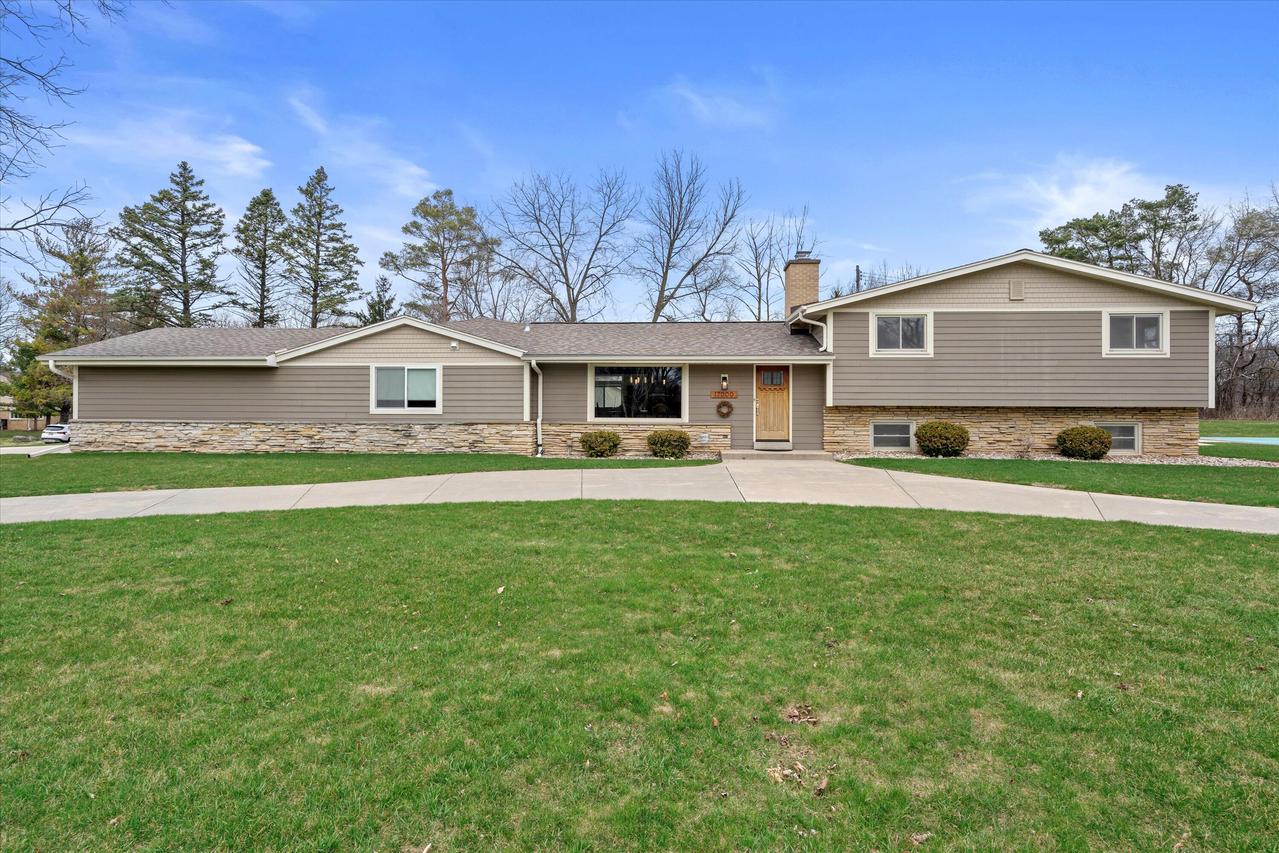 17000 Mayer Ln, Brookfield, WI 53005