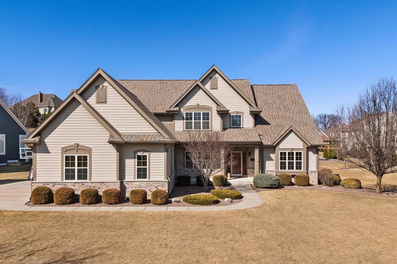 763 Stepping Stone Way, Pewaukee, WI 53072