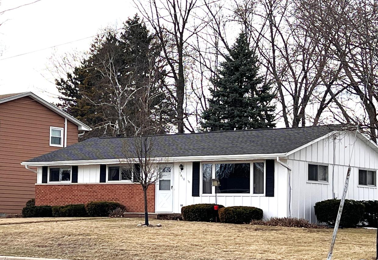 3610 Delahaut St, Allouez, WI 54301
