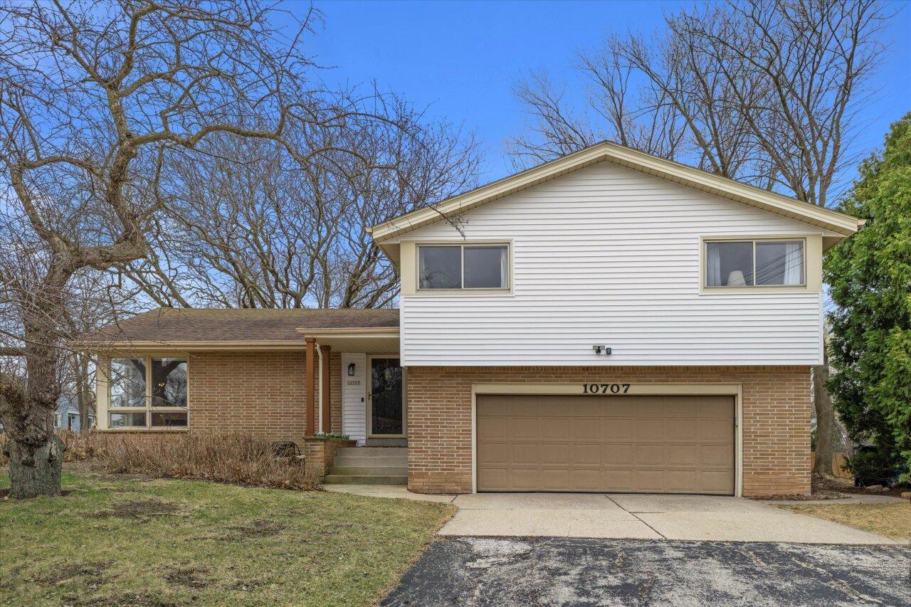 10707 W Courtland Ave, Wauwatosa, WI 53225
