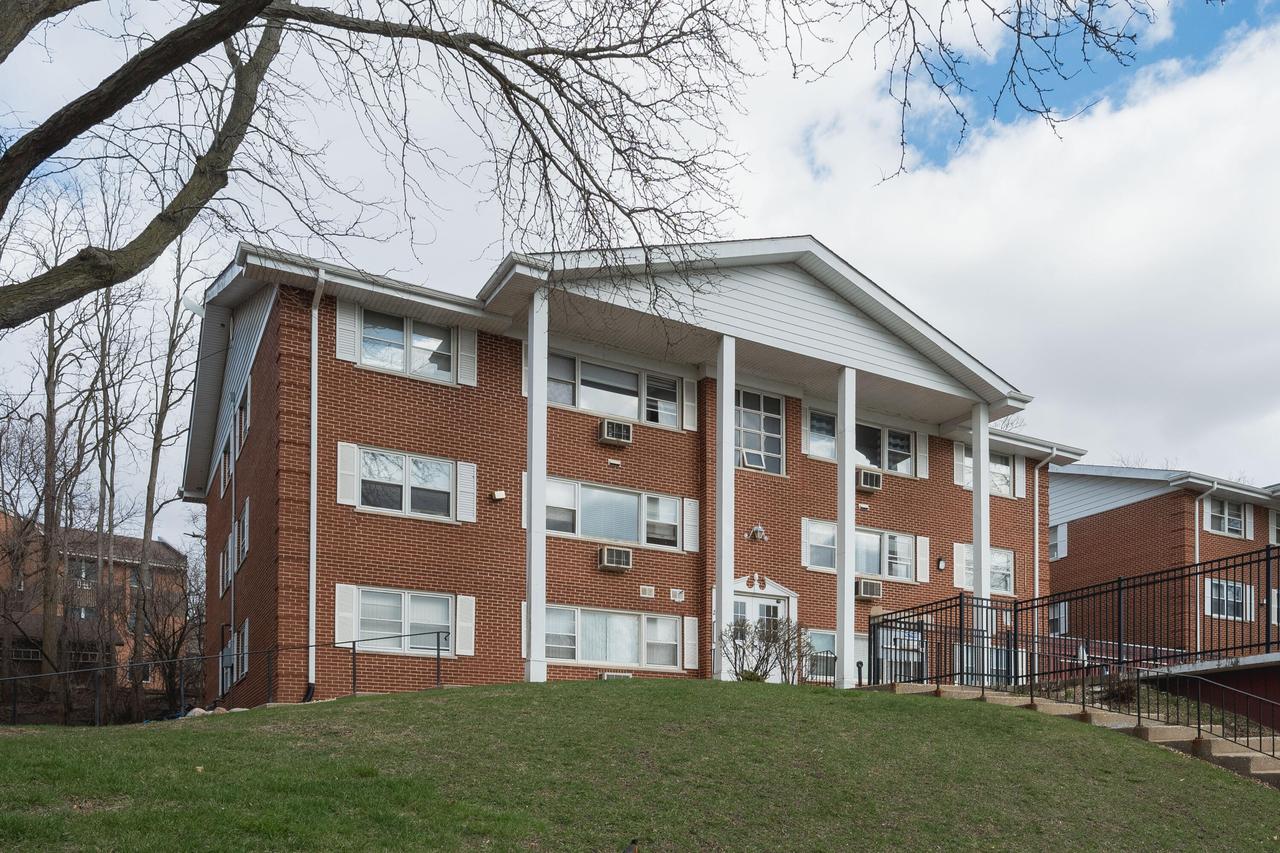 225 Country Club #2D, Lake Geneva, WI 53147