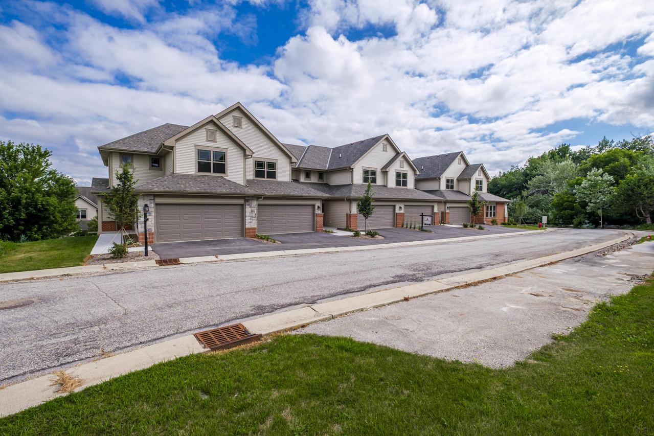 165 Aerie Cir #102, Brookfield, WI 53045