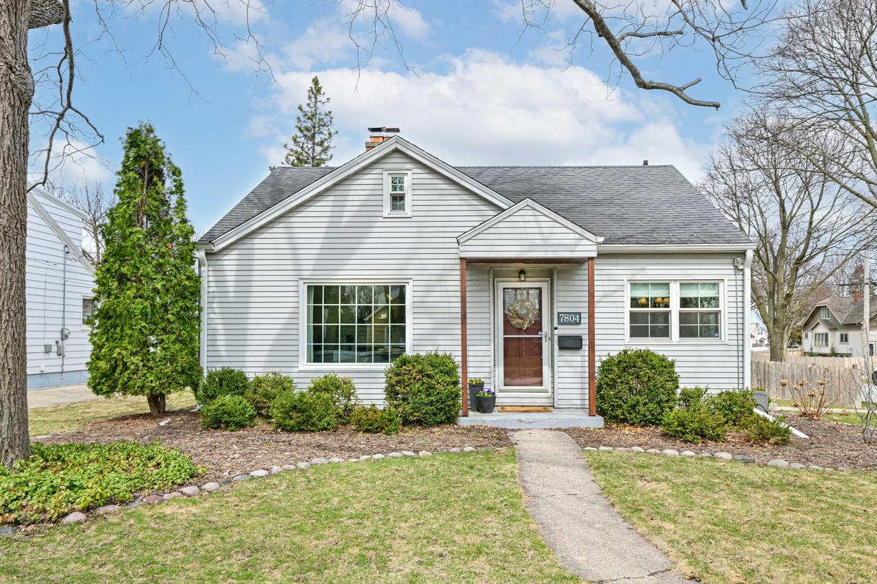 7804 W Clarke St, Wauwatosa, WI 53213