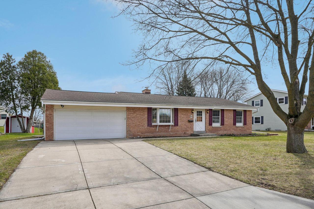 W177N9154 St Francis Dr, Menomonee Falls, WI 53051