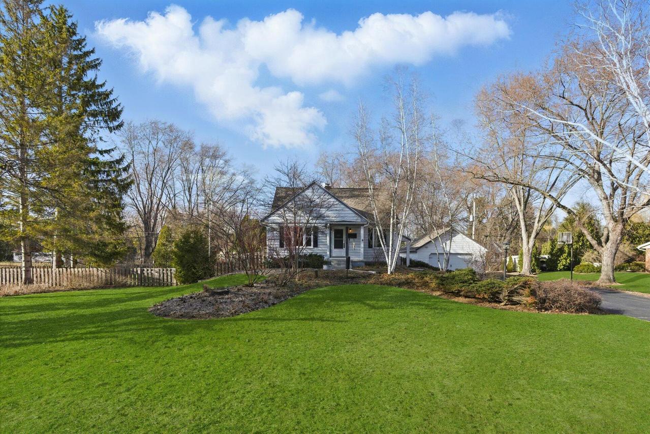 5620 W Sherwood Dr, Mequon, WI 53092