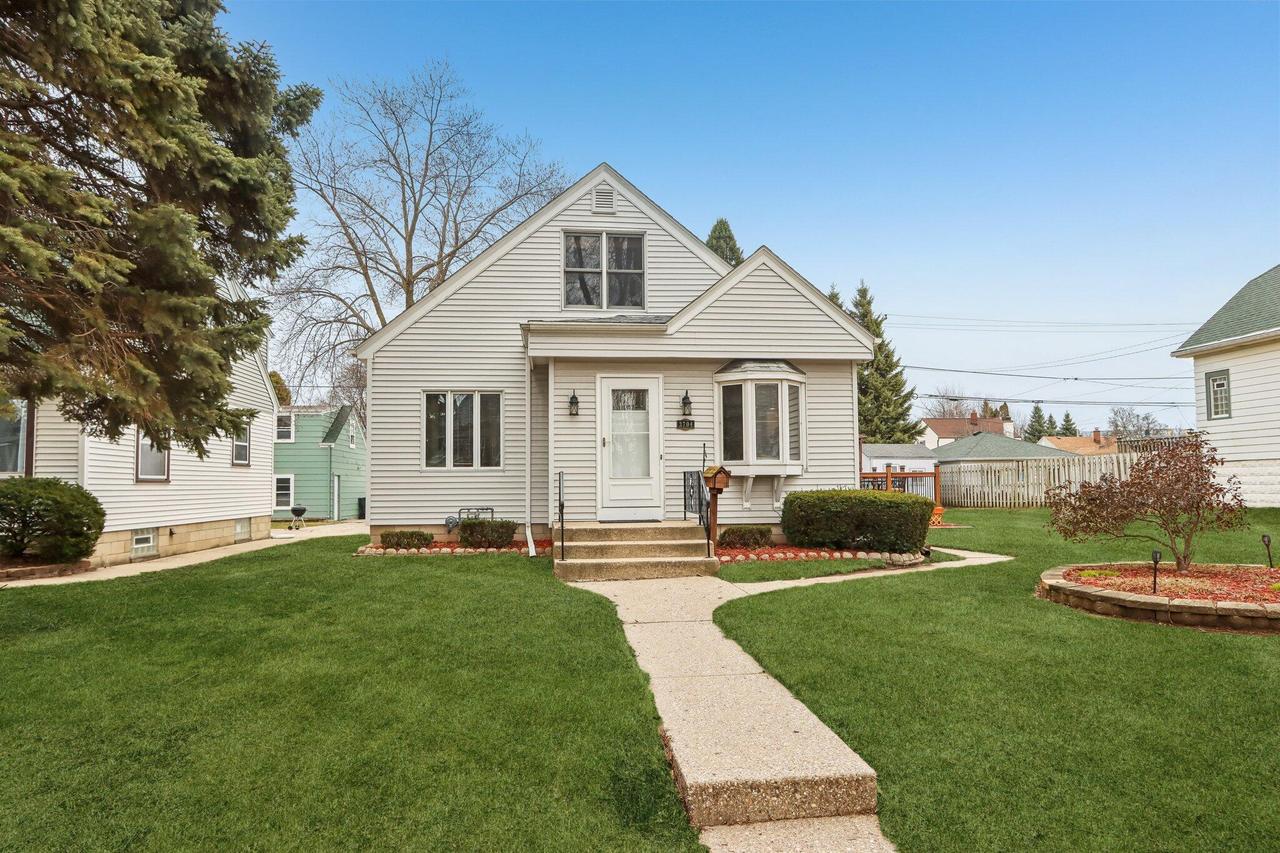 3704 S Rutland Ave, Saint Francis, WI 53235