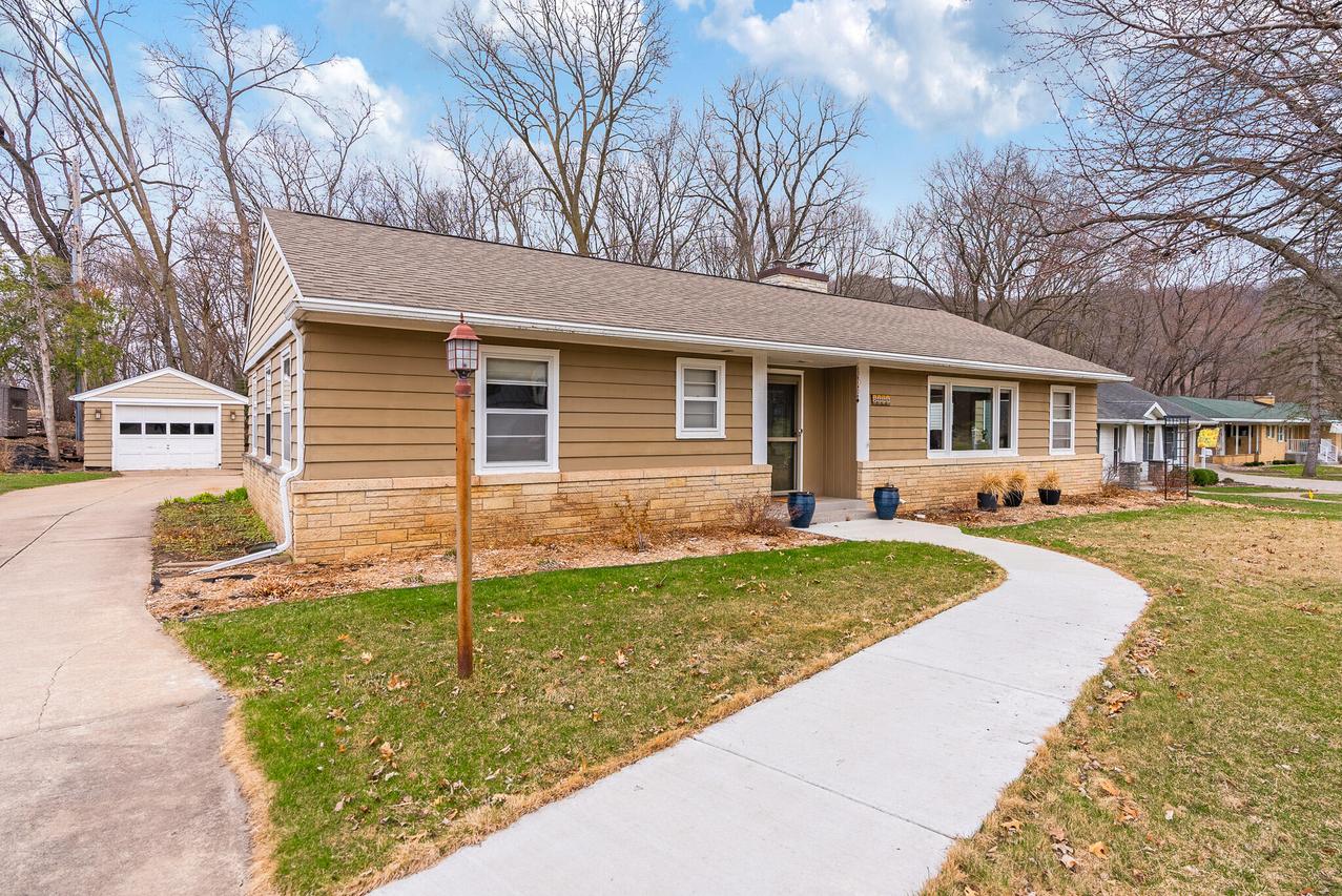 2555 Edgewood Pl, La Crosse, WI 54601