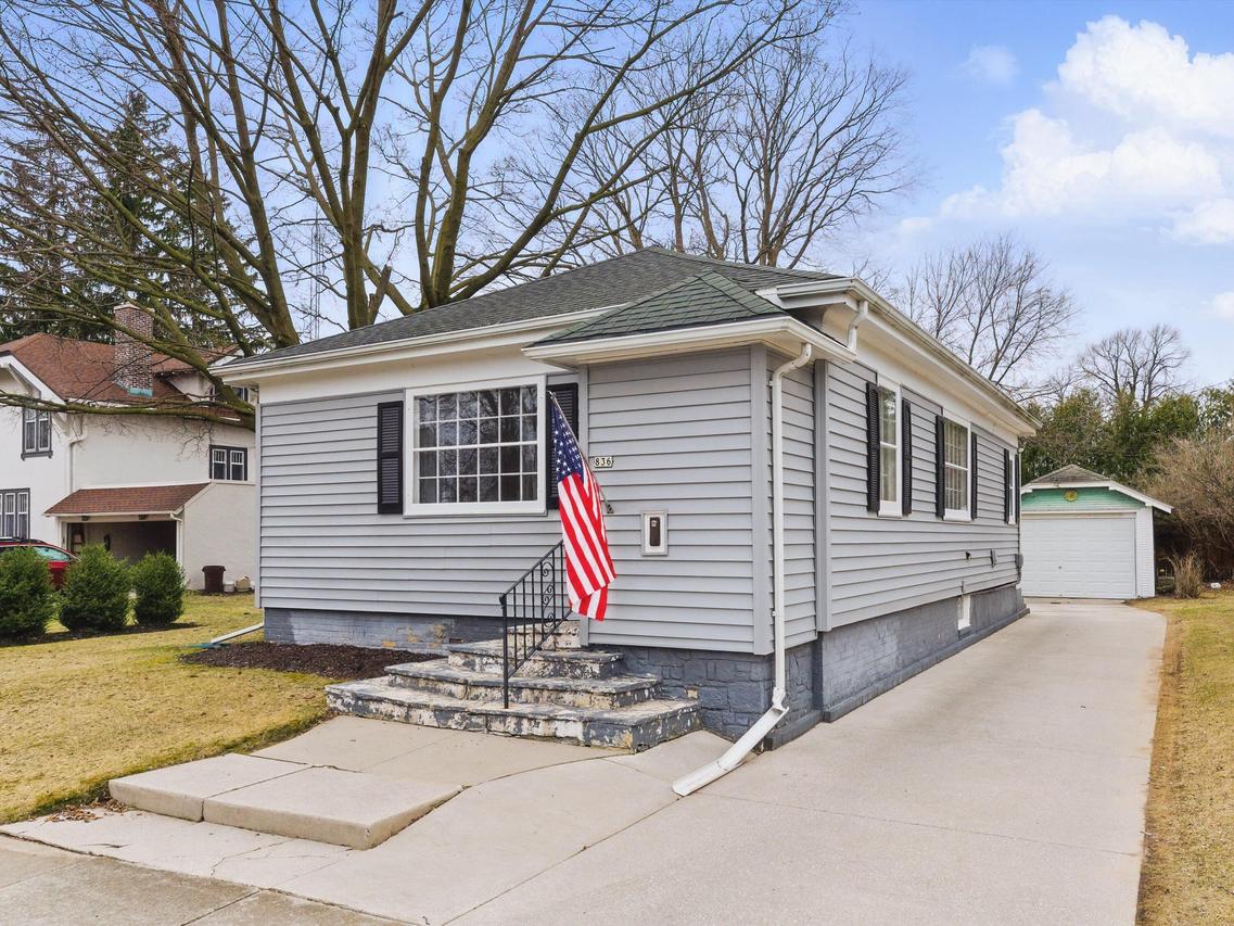 836 N 15th St, Manitowoc, WI 54220
