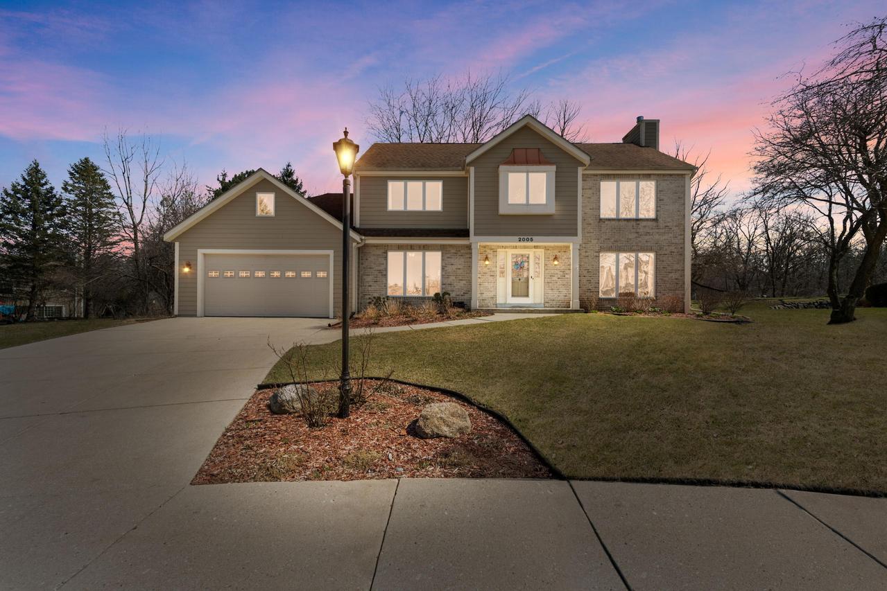2005 Laurelwood Ct, Waukesha, WI 53186