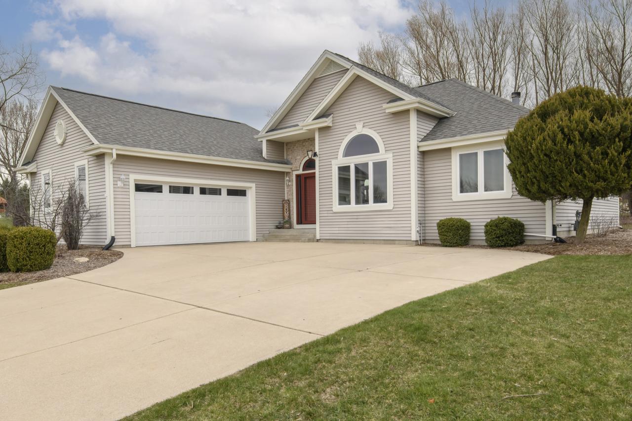 140 Chestnut Way, North Prairie, WI 53153