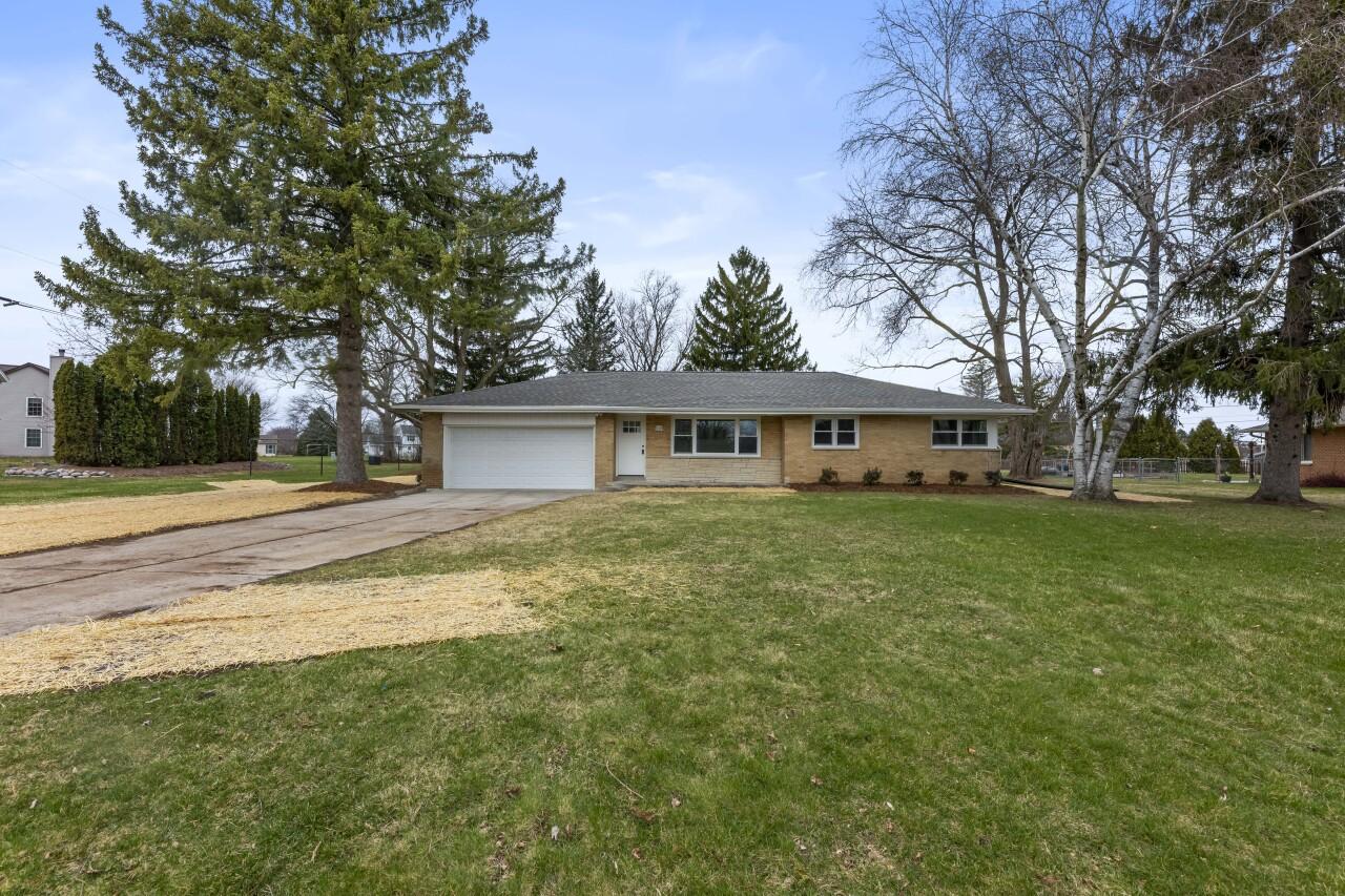 W152N5409 Badger Dr, Menomonee Falls, WI 53051