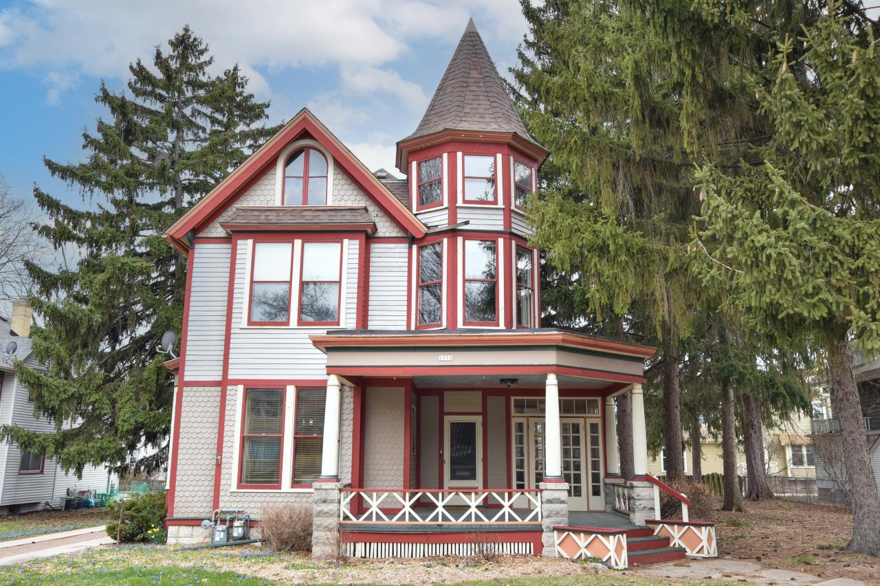 1171 Glenview Ave, Wauwatosa, WI 53213