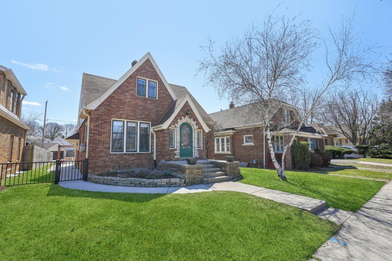 3925 W Forest Home Ave, Milwaukee, WI 53215