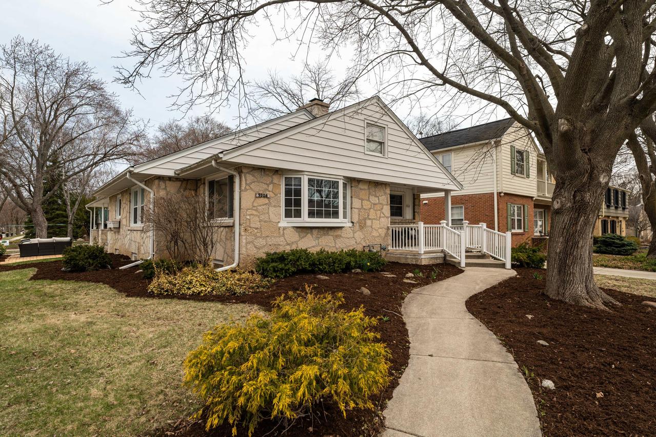 9326 Harding Blvd, Wauwatosa, WI 53226