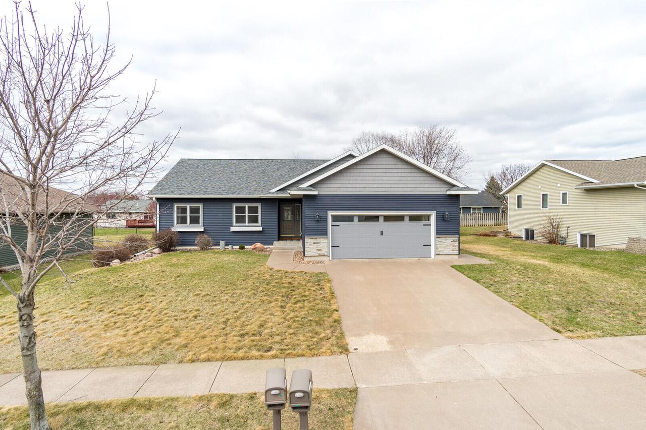 809 Oakwood Dr, Holmen, WI 54636