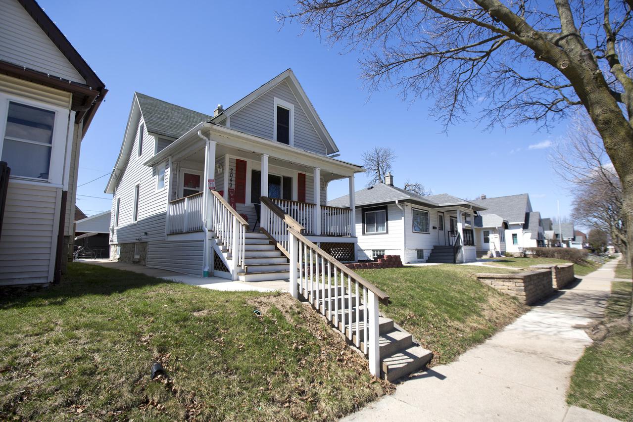 2049 S 71st St, West Allis, WI 53219