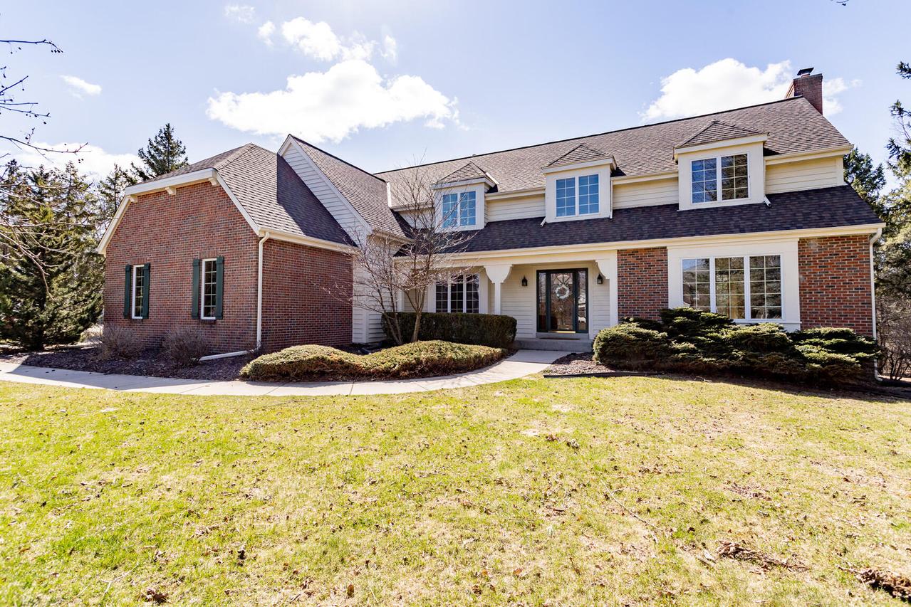 N75W16279 Colony Rd, Menomonee Falls, WI 53051