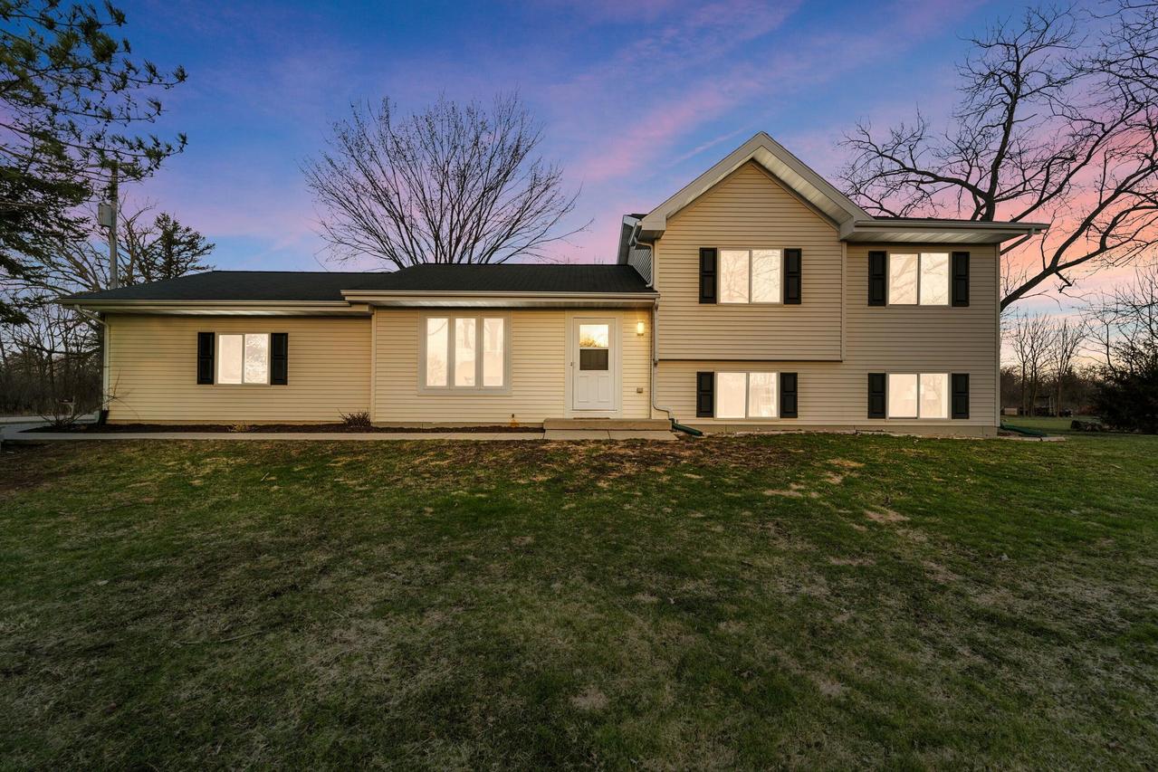 30604 76th St, Salem Lakes, WI 53168