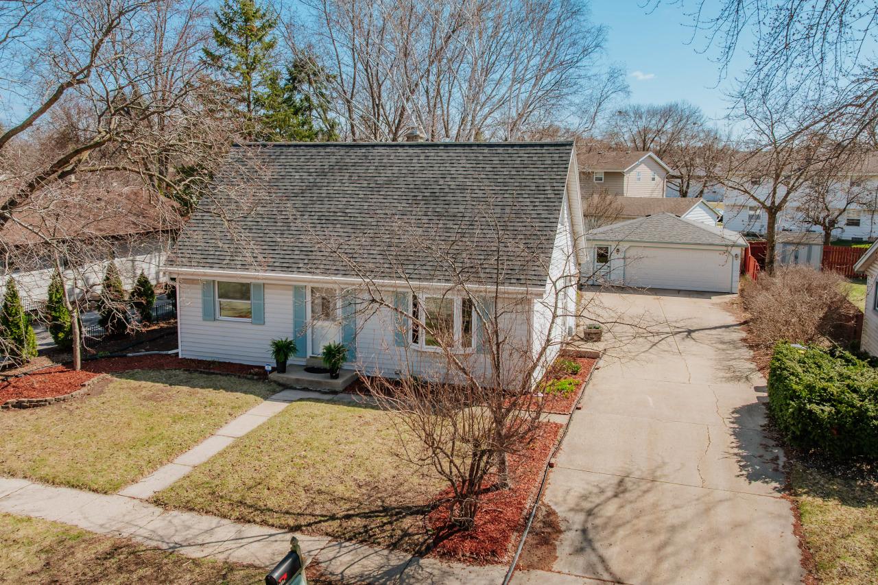 1601 Chestnut Ln, Waukesha, WI 53189