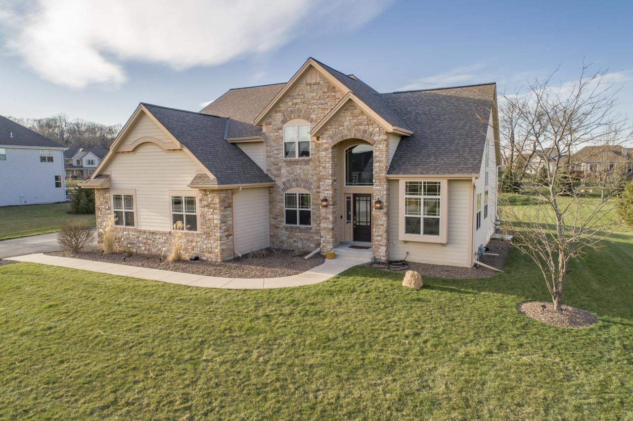 S41W22272 Crestview Dr, Waukesha, WI 53189
