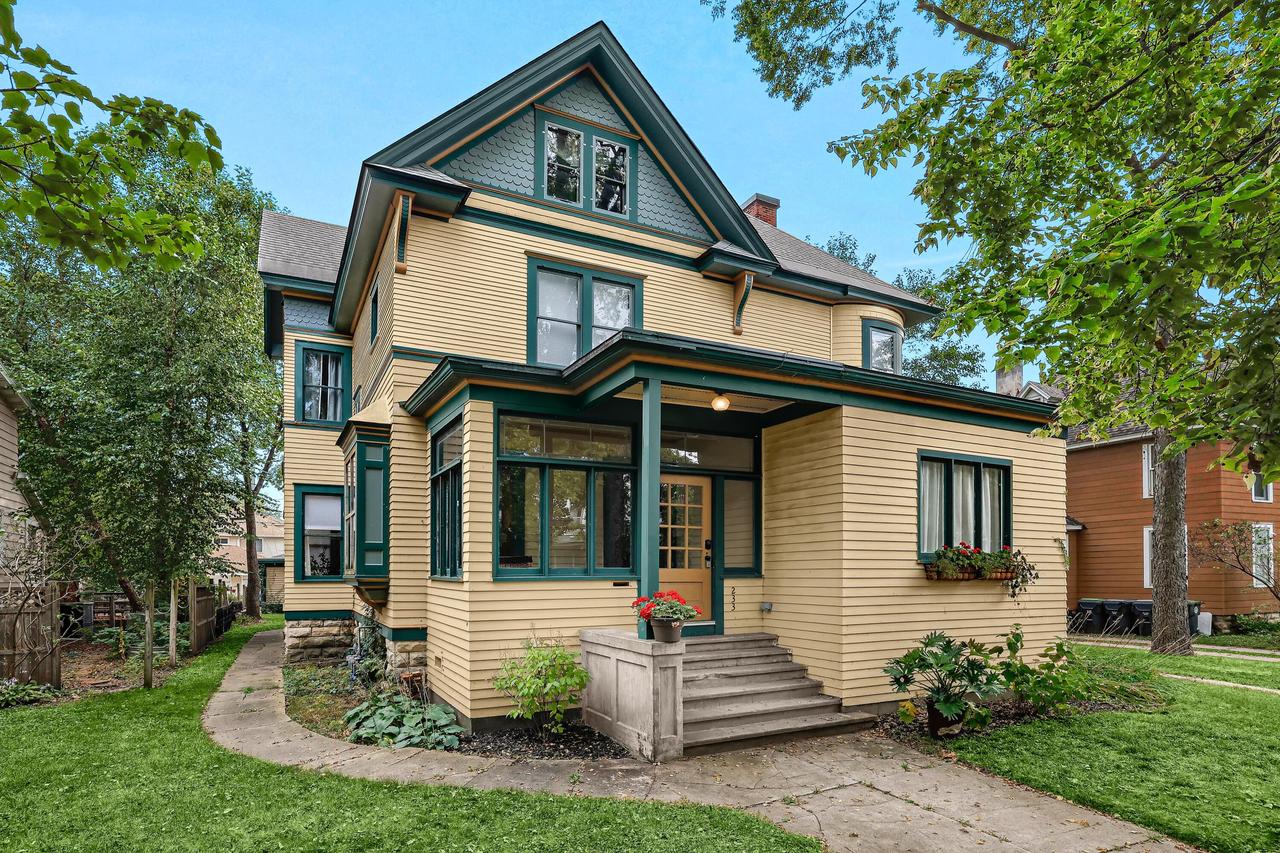 233 9th St #235, La Crosse, WI 54601
