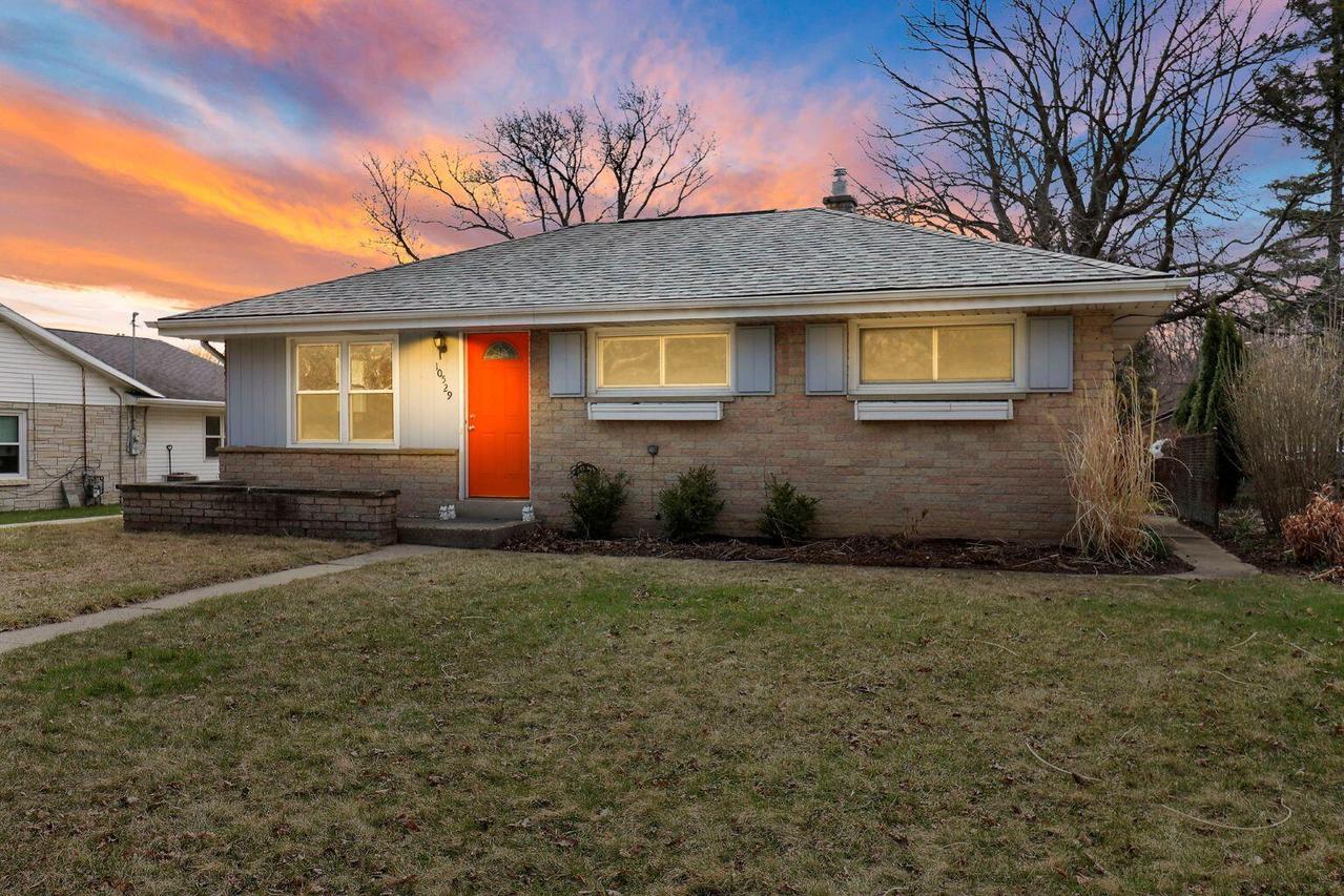 10529 W Garfield Ave, Wauwatosa, WI 53226