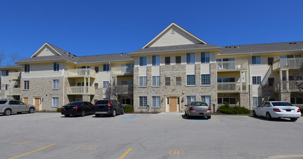 520 Windstone Dr #311, Hartland, WI 53029