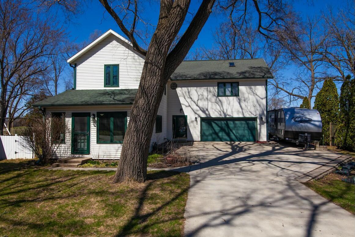 300 Lincoln Ave, Mukwonago, WI 53149