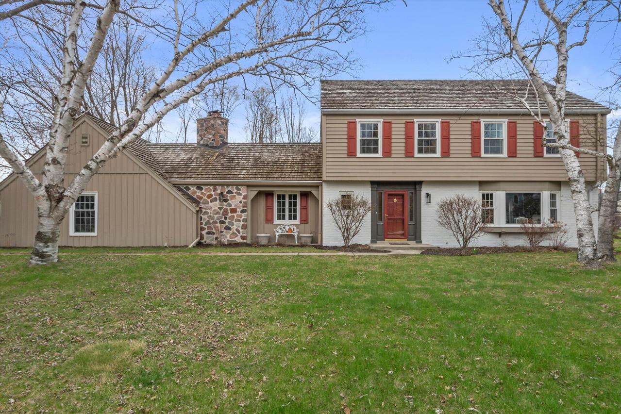 714 W Mc Intosh Ln, Mequon, WI 53092