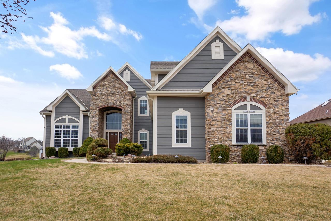 W129N6599 Daylily Dr, Menomonee Falls, WI 53051