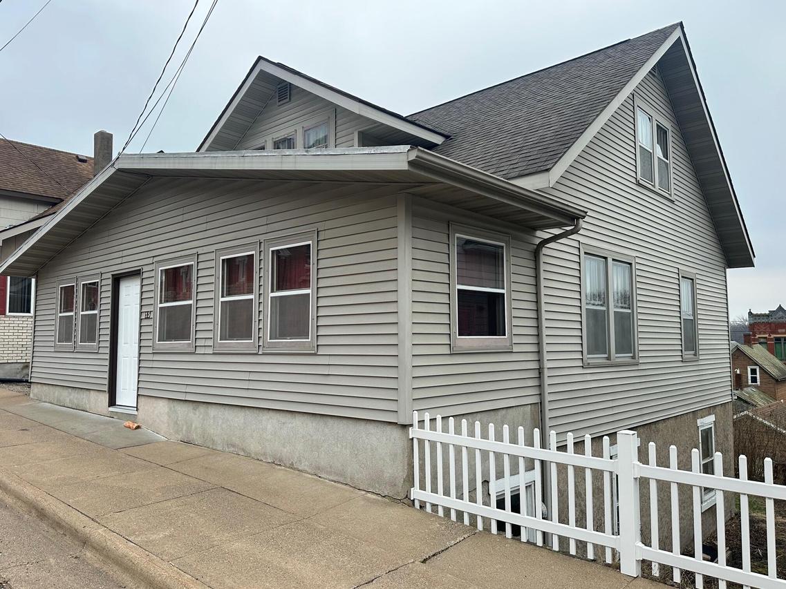 15 N Hill St, Fountain City, WI 54629