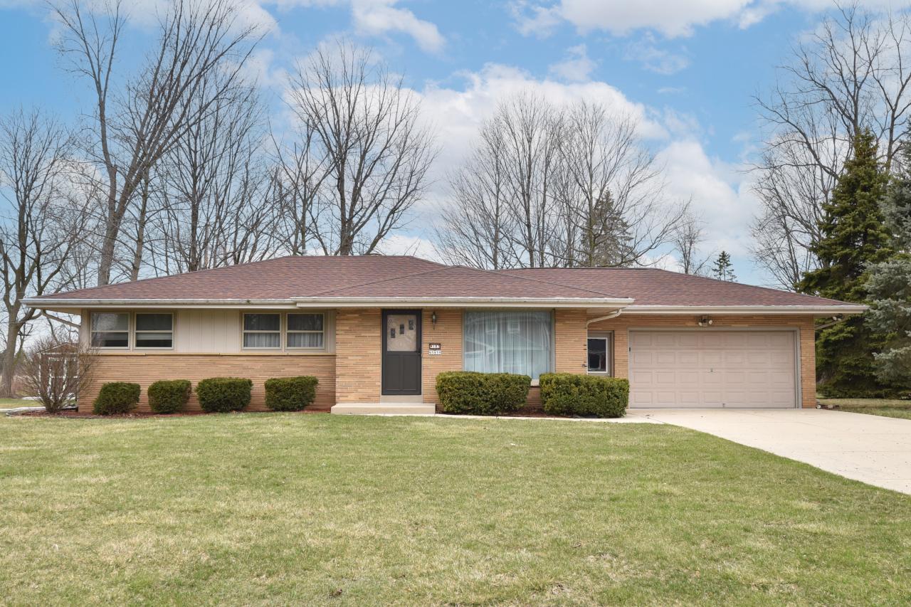 W183N5859 Spruce Ln, Menomonee Falls, WI 53051
