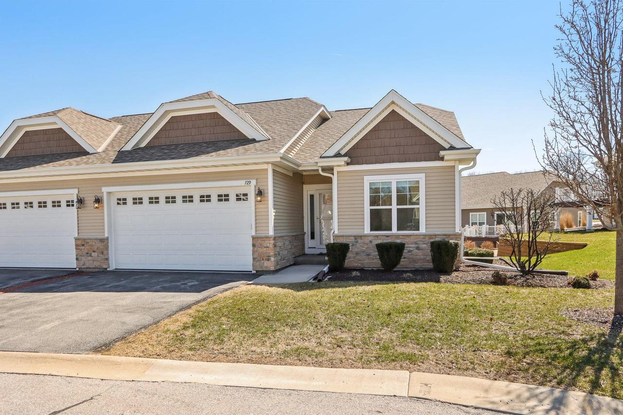 729 Keystone Dr #901, Waukesha, WI 53189