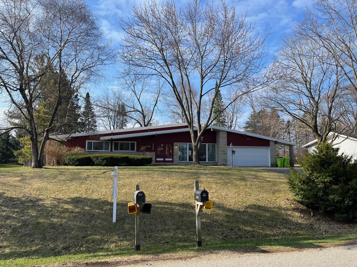 3155 Skyline Dr, Richfield, WI 53033