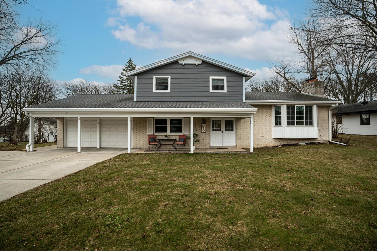 2825 Shamrock Dr, Mount Pleasant, WI 53406