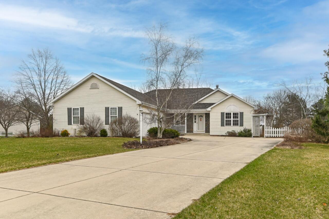 1371 Eastfield Ct, Oconomowoc, WI 53066