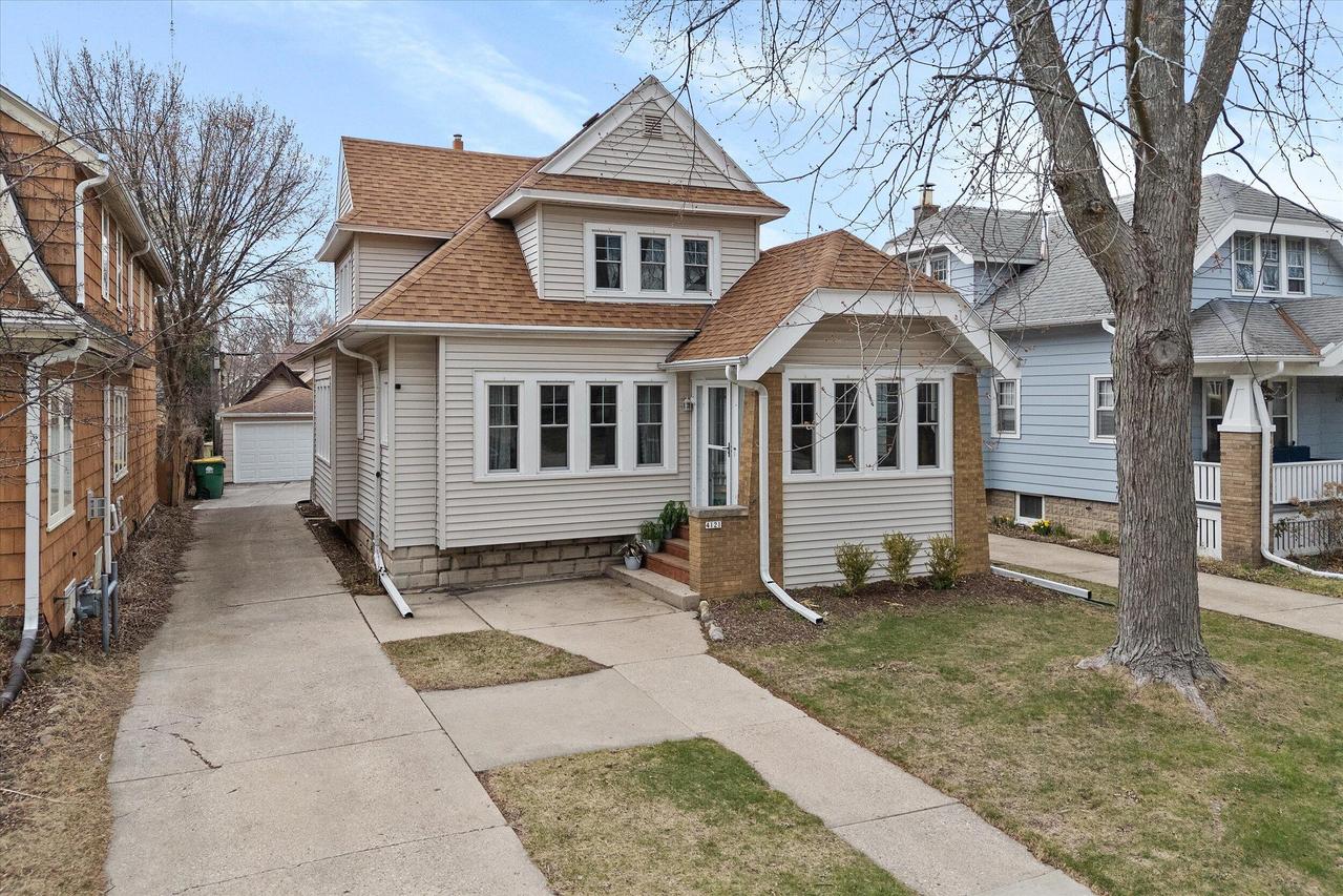 4121 N Larkin St, Shorewood, WI 53211