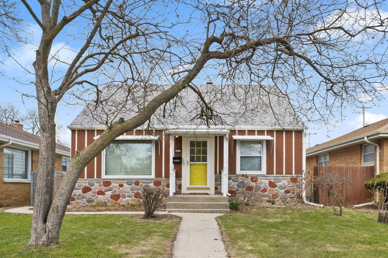 5575 N Navajo Ave, Glendale, WI 53217